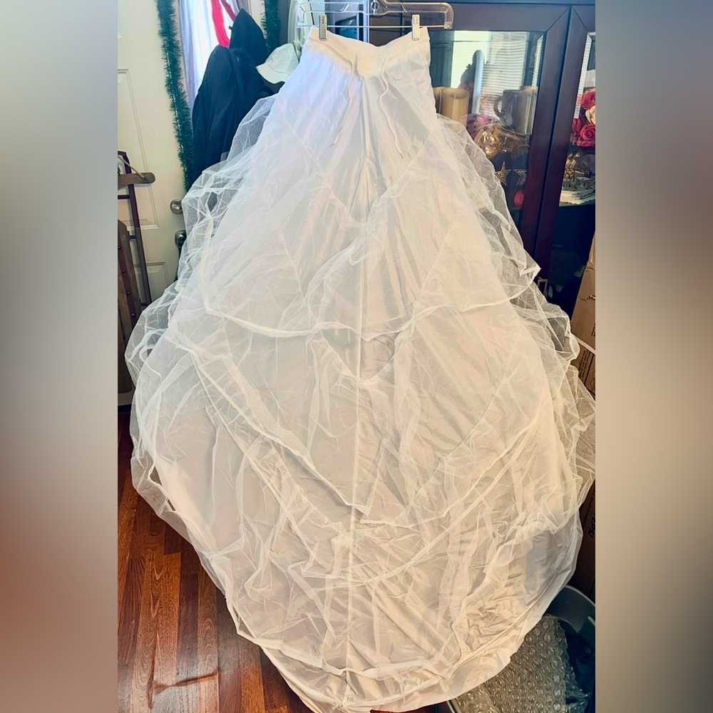 Wholesale priced -Vintage Elegant White Wedding Gown Petticoat with hoop frames